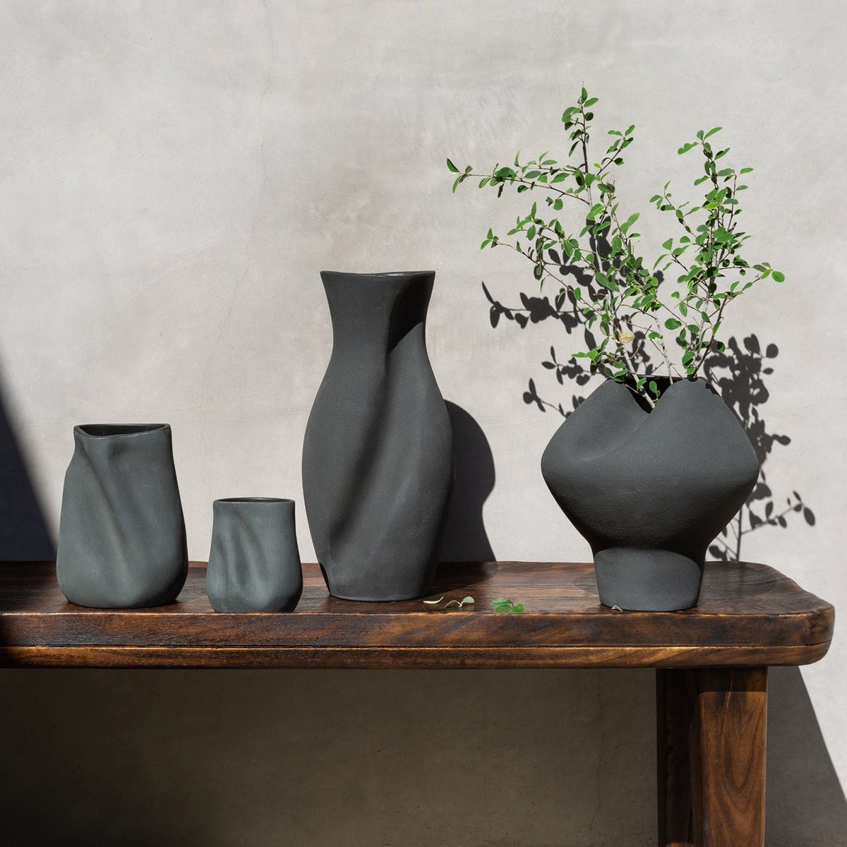 Helena - Tall Noir Vase – Il'argento Registry